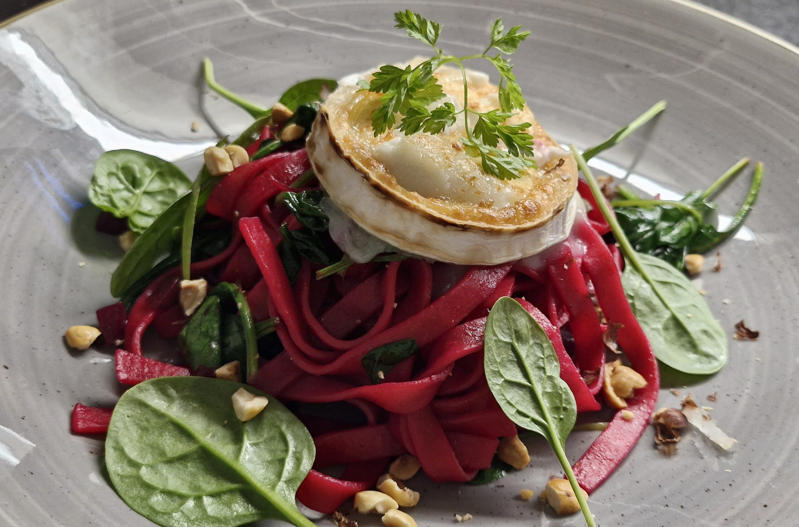 Teller mit Rote Beete Pasta